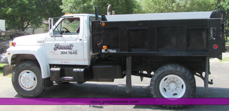 image for item 6106 1983 Ford F700 dump truck