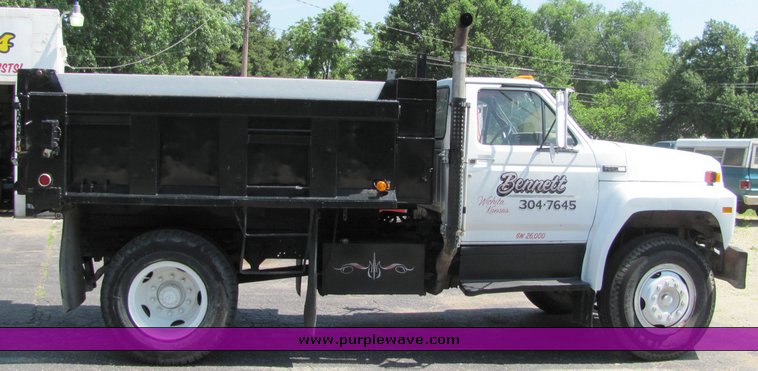 image for item 6106 1983 Ford F700 dump truck