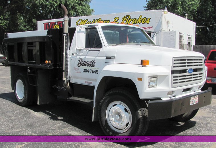 image for item 6106 1983 Ford F700 dump truck