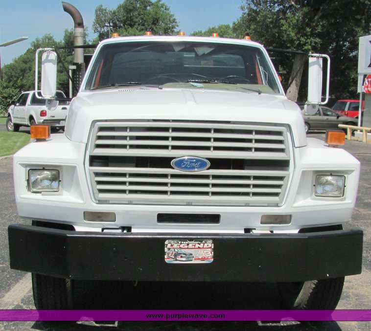 image for item 6106 1983 Ford F700 dump truck