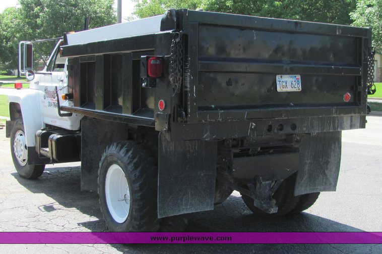 image for item 6106 1983 Ford F700 dump truck