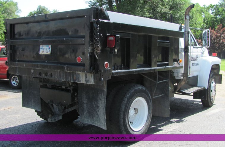 image for item 6106 1983 Ford F700 dump truck