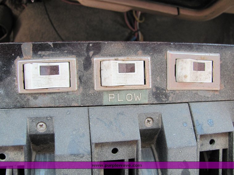 image for item 6106 1983 Ford F700 dump truck