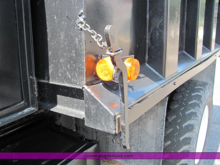 image for item 6106 1983 Ford F700 dump truck