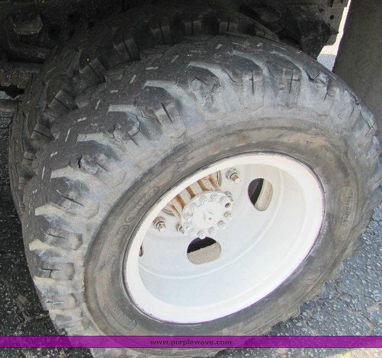 image for item 6106 1983 Ford F700 dump truck