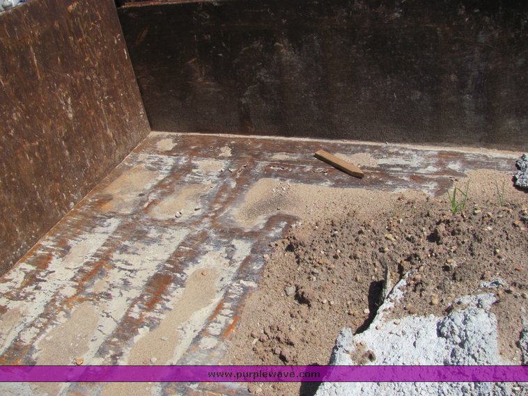 image for item 6106 1983 Ford F700 dump truck