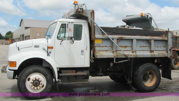image for item 6124 1999 International Series 4900 single axle dump truck