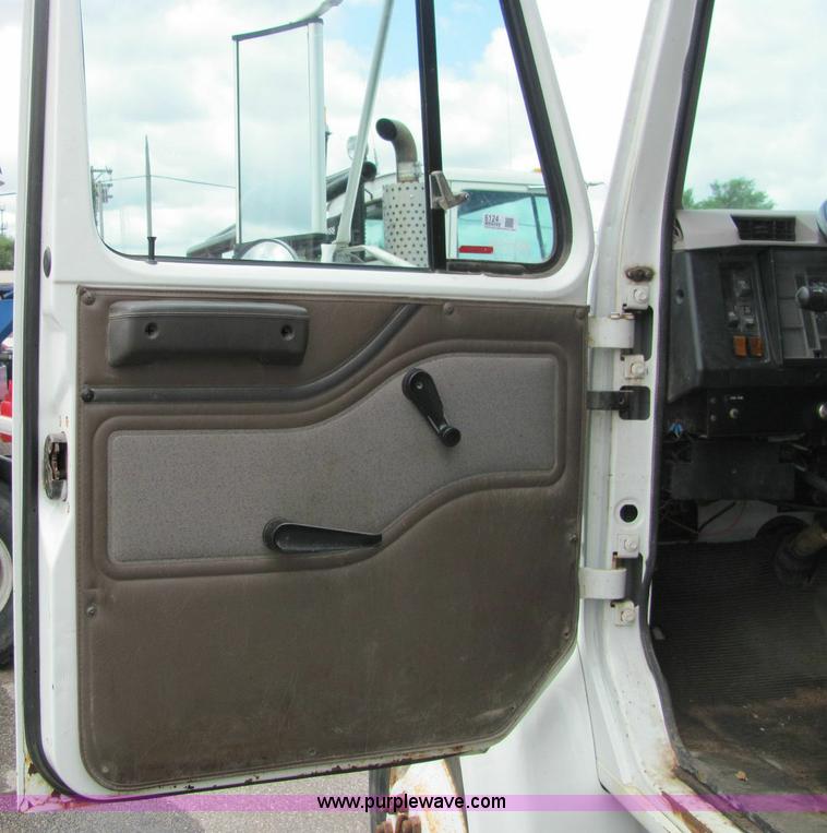 image for item 6124 1999 International Series 4900 single axle dump truck