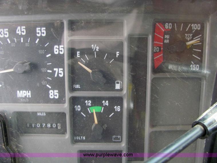 image for item 6124 1999 International Series 4900 single axle dump truck