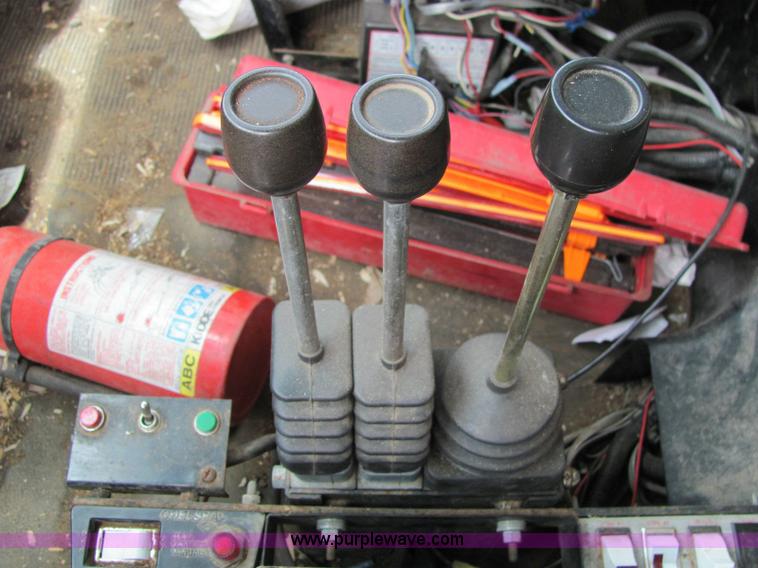 image for item 6124 1999 International Series 4900 single axle dump truck