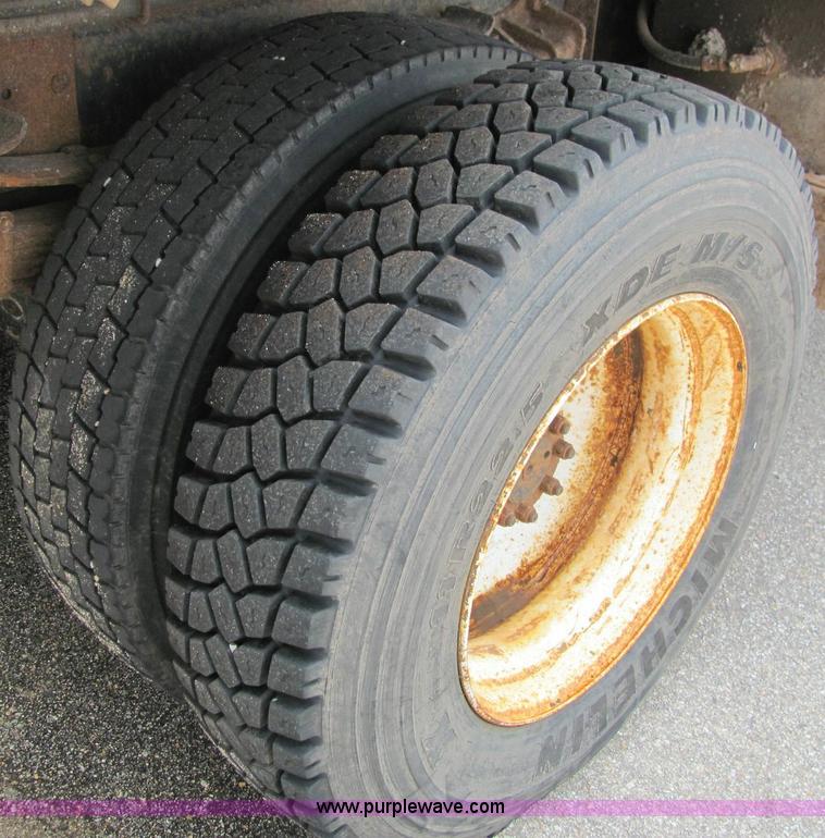 image for item 6124 1999 International Series 4900 single axle dump truck