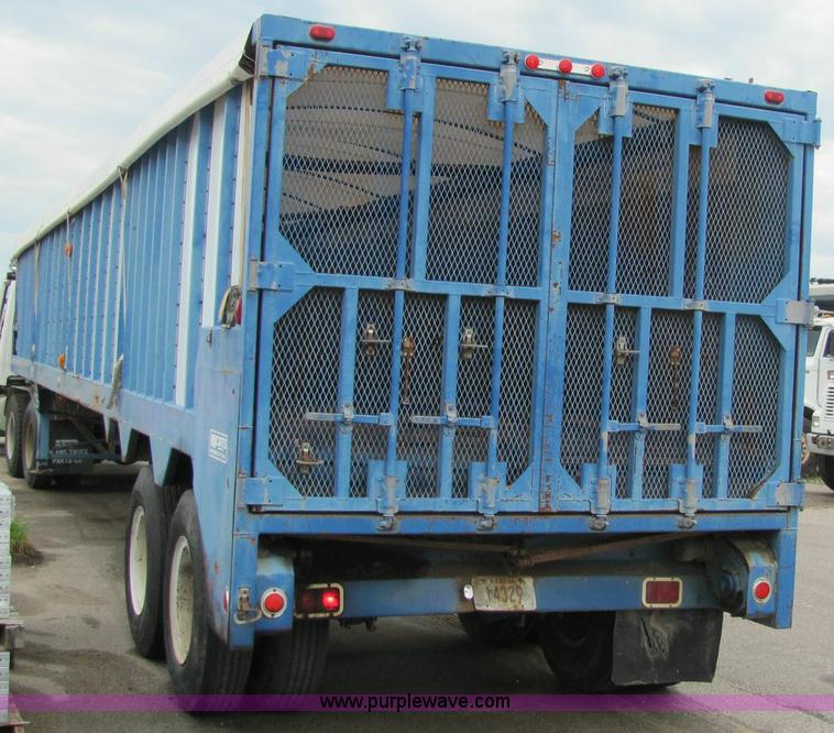 image for item 6179 1988 Bocats 44' live bottom tandem axle trailer