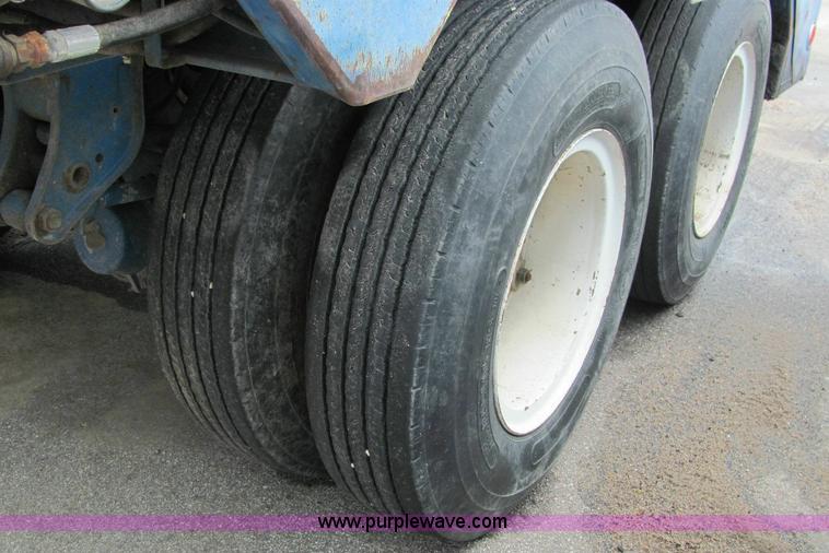 image for item 6179 1988 Bocats 44' live bottom tandem axle trailer