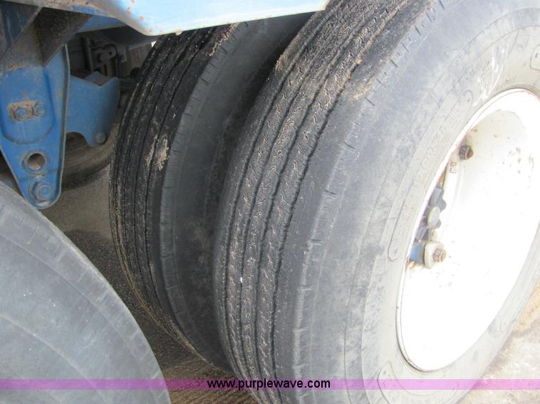 image for item 6179 1988 Bocats 44' live bottom tandem axle trailer