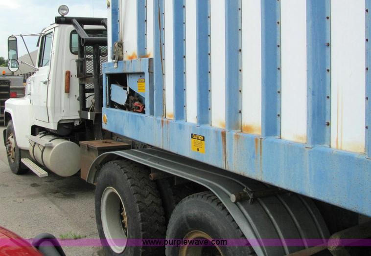 image for item 6180 1988 Ford Conventional LTL9000 semi truck