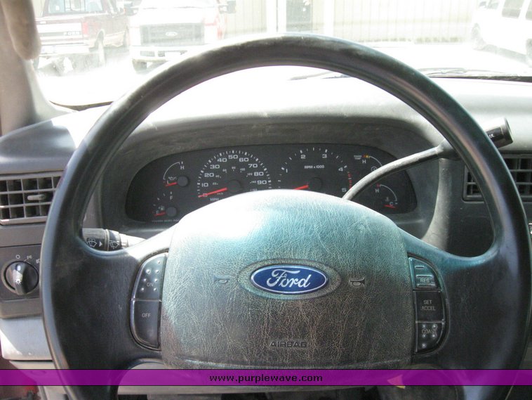 image for item 7259 2003 Ford F-450 Super Duty crew cab dual tire truck