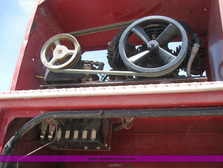 image for item 7260 1998 Ford F800 mechanics truck