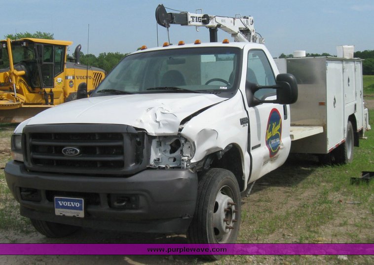 image for item 7390 2002 Ford F550 Super Duty truck with crane and service bed