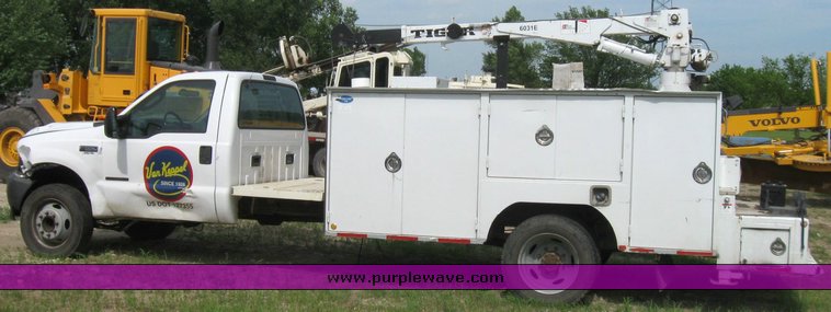 image for item 7390 2002 Ford F550 Super Duty truck with crane and service bed