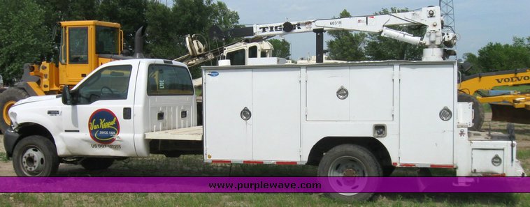 image for item 7390 2002 Ford F550 Super Duty truck with crane and service bed