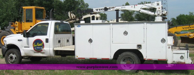 image for item 7390 2002 Ford F550 Super Duty truck with crane and service bed
