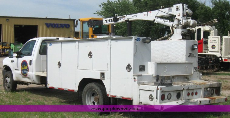 image for item 7390 2002 Ford F550 Super Duty truck with crane and service bed