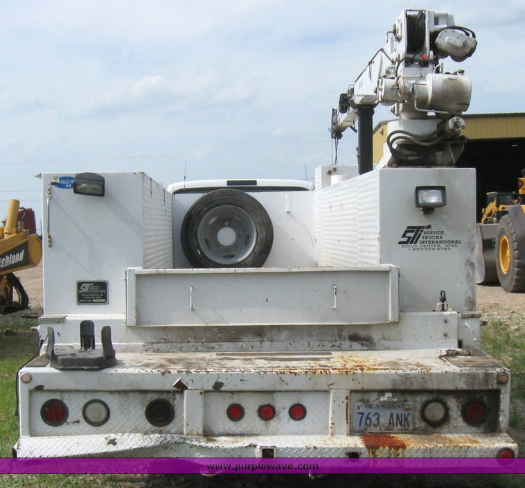 image for item 7390 2002 Ford F550 Super Duty truck with crane and service bed