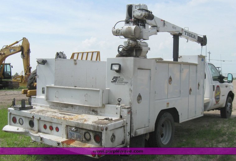 image for item 7390 2002 Ford F550 Super Duty truck with crane and service bed
