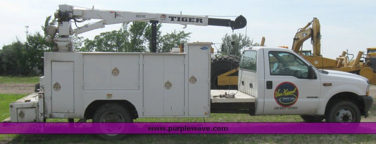 image for item 7390 2002 Ford F550 Super Duty truck with crane and service bed