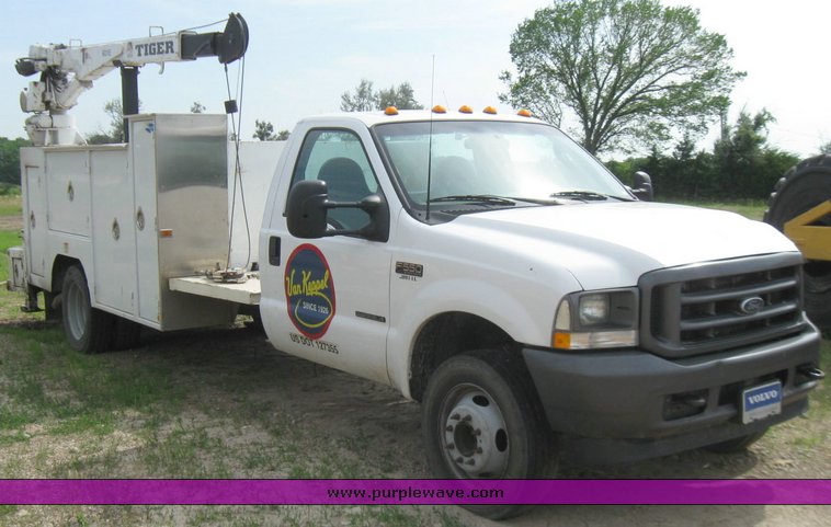 image for item 7390 2002 Ford F550 Super Duty truck with crane and service bed
