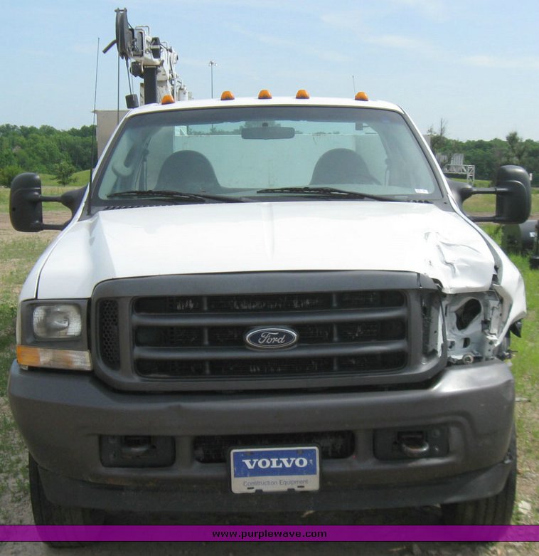 image for item 7390 2002 Ford F550 Super Duty truck with crane and service bed