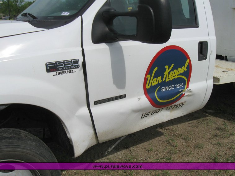 image for item 7390 2002 Ford F550 Super Duty truck with crane and service bed