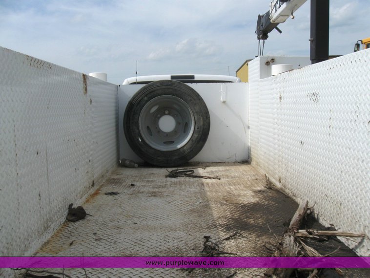 image for item 7390 2002 Ford F550 Super Duty truck with crane and service bed