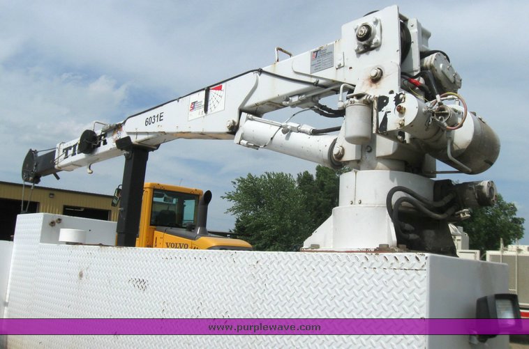 image for item 7390 2002 Ford F550 Super Duty truck with crane and service bed