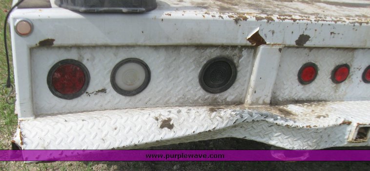 image for item 7390 2002 Ford F550 Super Duty truck with crane and service bed