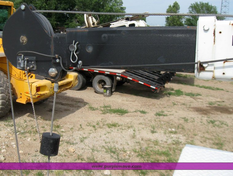 image for item 7390 2002 Ford F550 Super Duty truck with crane and service bed