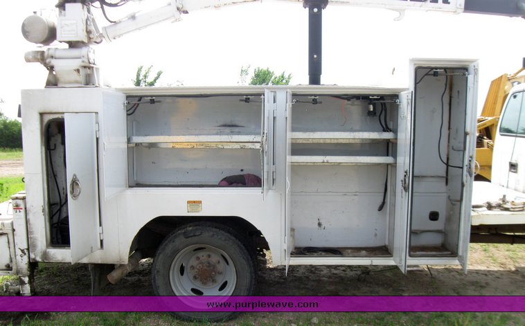 image for item 7390 2002 Ford F550 Super Duty truck with crane and service bed