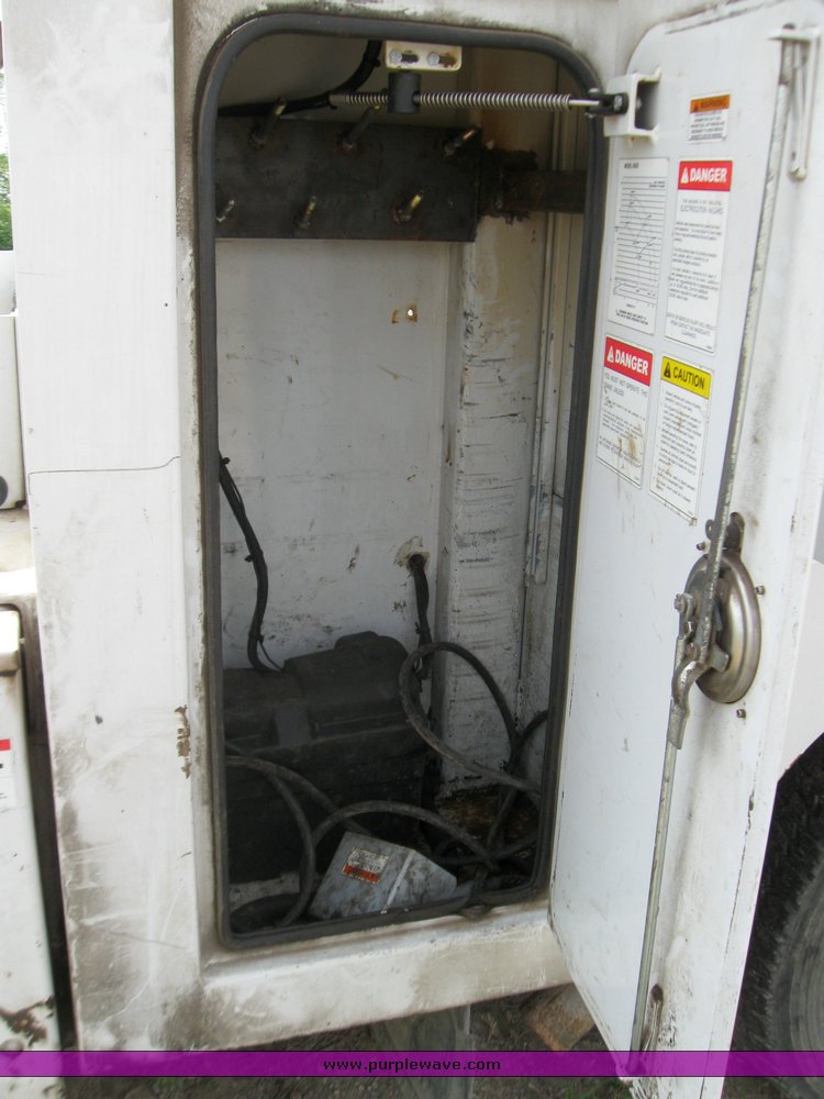 image for item 7390 2002 Ford F550 Super Duty truck with crane and service bed