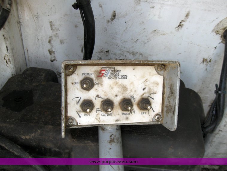 image for item 7390 2002 Ford F550 Super Duty truck with crane and service bed