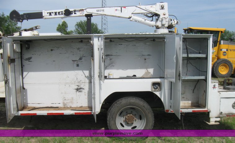 image for item 7390 2002 Ford F550 Super Duty truck with crane and service bed