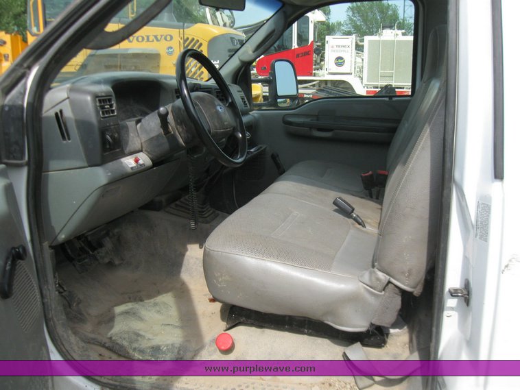 image for item 7390 2002 Ford F550 Super Duty truck with crane and service bed