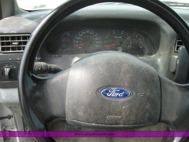 image for item 7390 2002 Ford F550 Super Duty truck with crane and service bed