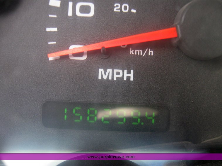 image for item 7390 2002 Ford F550 Super Duty truck with crane and service bed