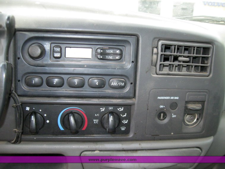 image for item 7390 2002 Ford F550 Super Duty truck with crane and service bed