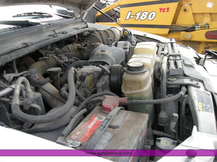 image for item 7390 2002 Ford F550 Super Duty truck with crane and service bed