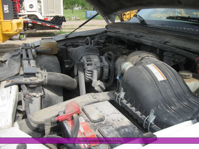 image for item 7390 2002 Ford F550 Super Duty truck with crane and service bed