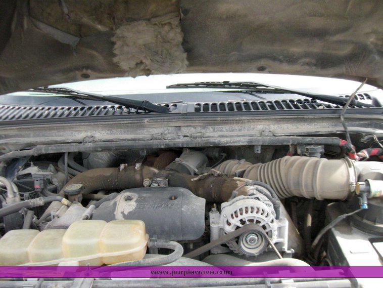 image for item 7390 2002 Ford F550 Super Duty truck with crane and service bed