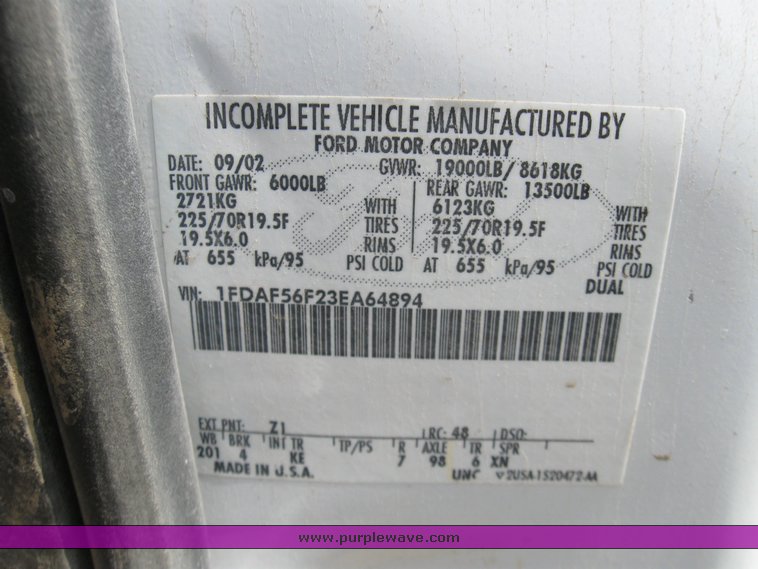 image for item 7390 2002 Ford F550 Super Duty truck with crane and service bed