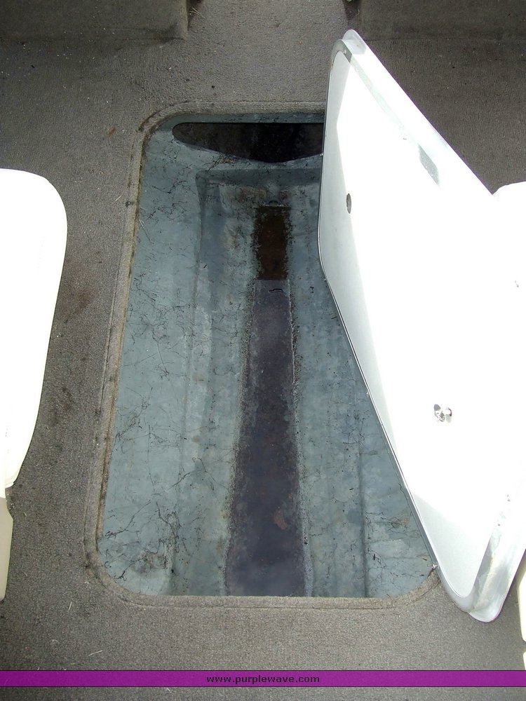 image for item 2071 1998 Bayliner 1850SE boat with trailer