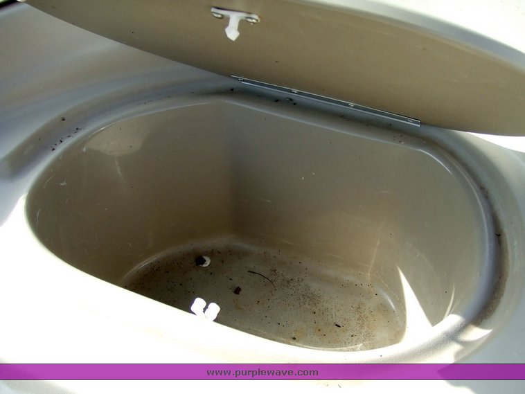 image for item 2071 1998 Bayliner 1850SE boat with trailer